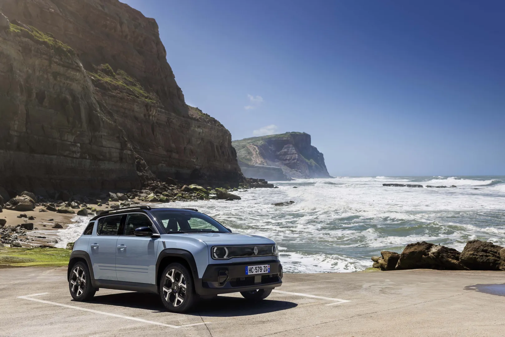 르노 4 E-Tech 차량 이미지