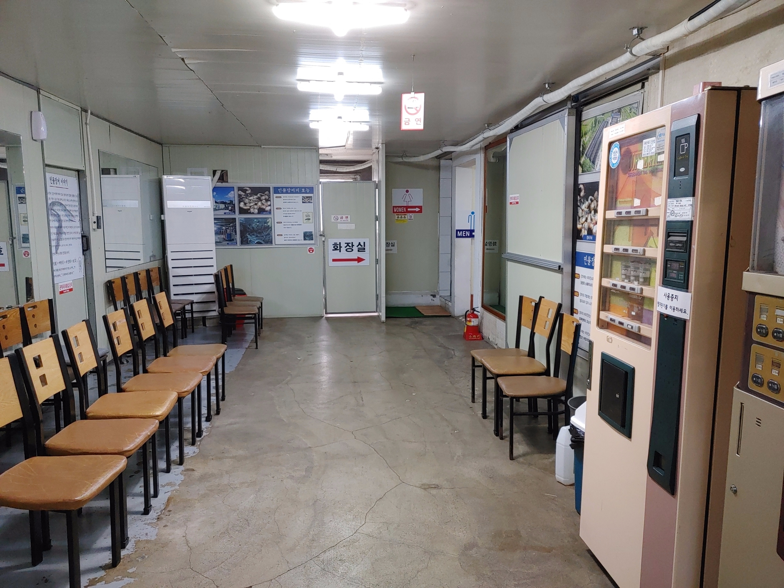 장룡수산_실내_대기실