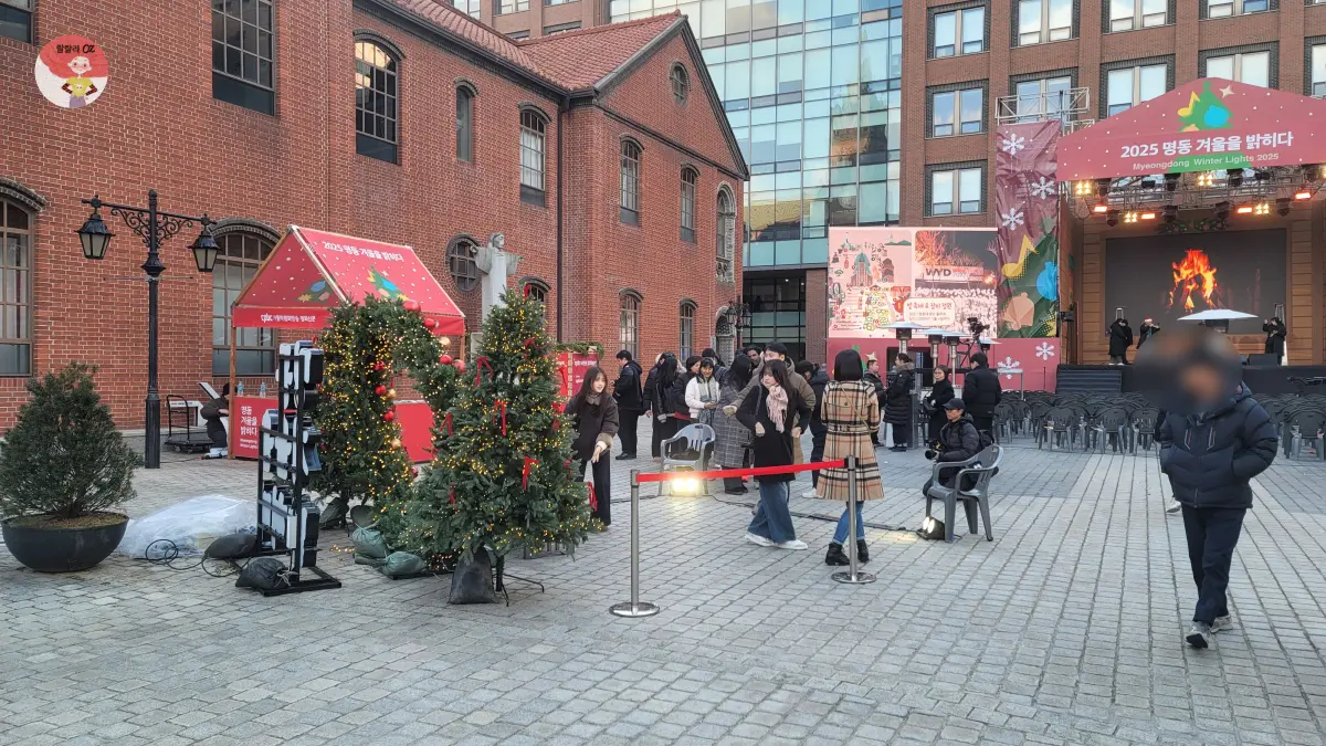 명동성당 행사준비중, 구경하는 사람들