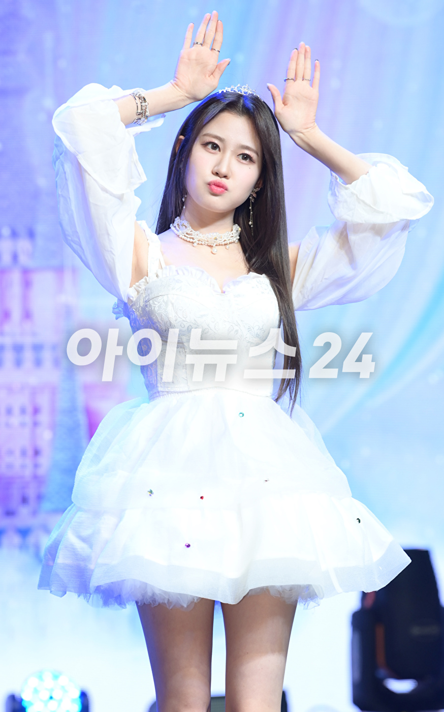 그룹 아일리원 아라가 5일 서울 강남구 청담동 일지아트홀에서 열린 아일리원(ILY:1) 첫 번째 미니앨범 'A DREAM OF ILY:1(어 드림 오브 아일리원)' 쇼케이스에 참석해 포토타임을 갖고 있다. [사진=정소희 기자]