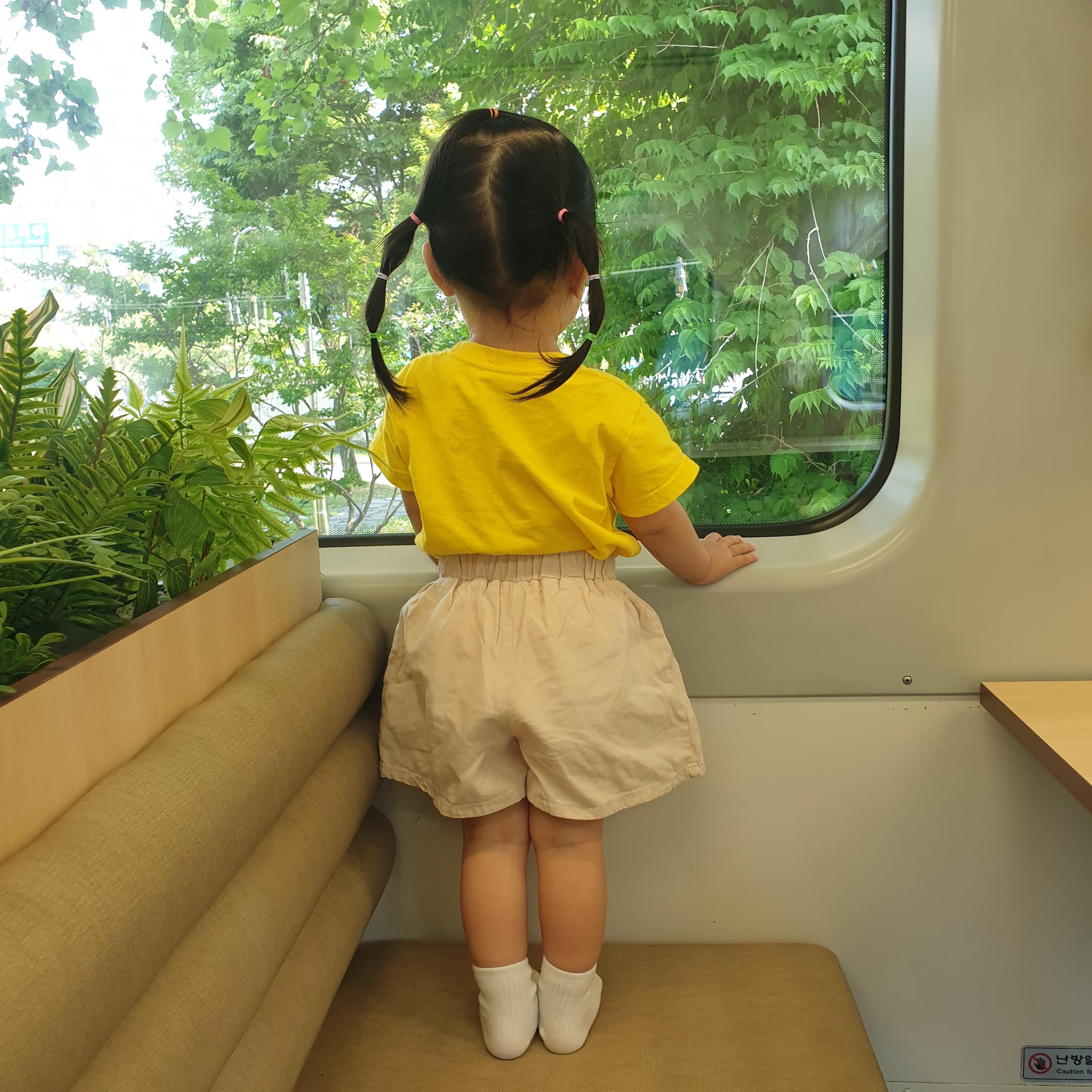 기차 밖을 구경하는 아기