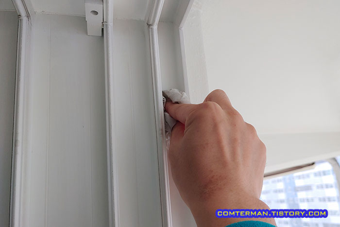 문풍지 부착 전 이물질 제거