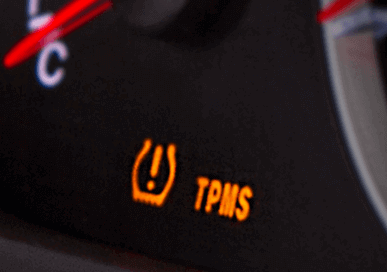 타이어 공기압을 측정해주는 TPMS 경고등