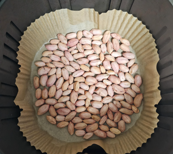 종이포일을 깔고 땅콩 깔기