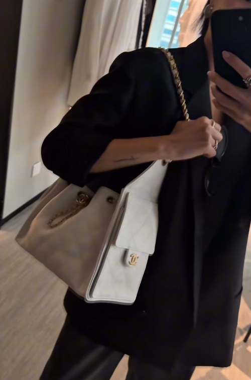 올블랙코디에 화이트샤넬25백