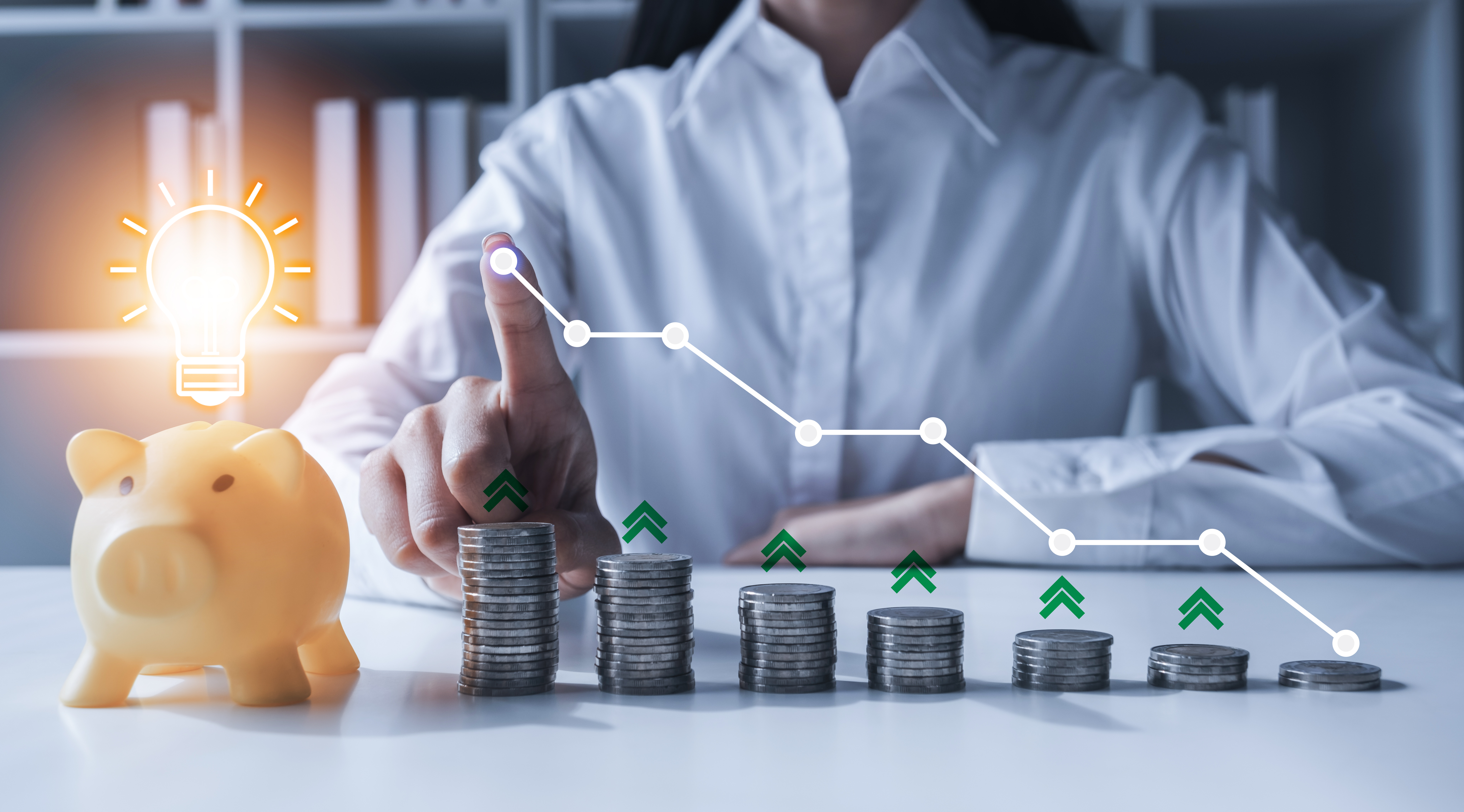 배당 수익과 장기 투자 수익을 시각적으로 표현한 그래프와 동전 더미 이미지로, 포트폴리오 전략에 적합함