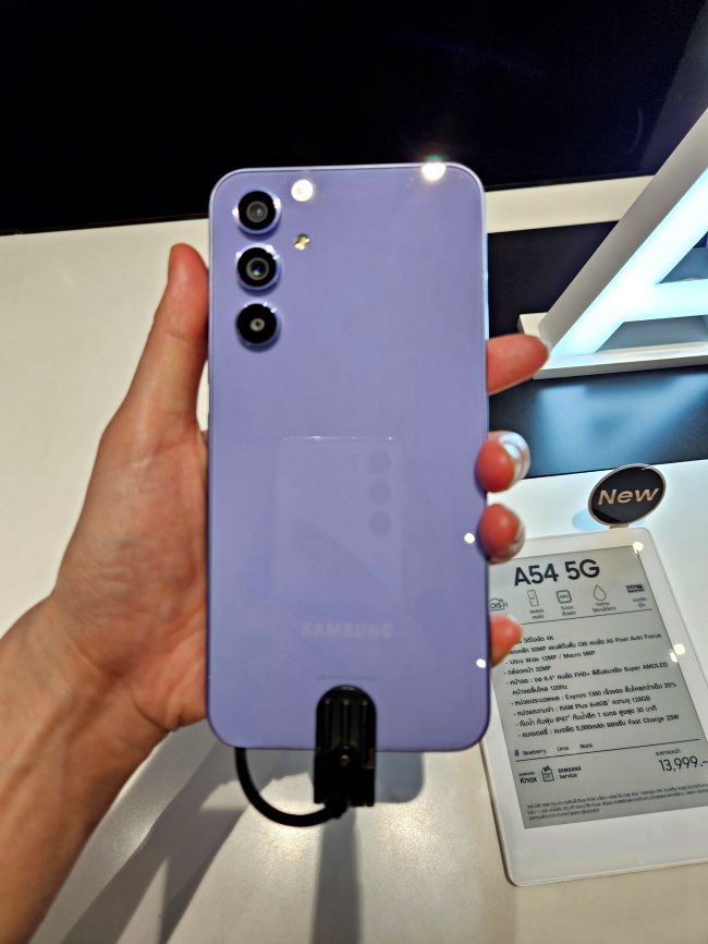 보급형 스마트폰 갤럭시a54 뒷면을 보여주고 있습니다.