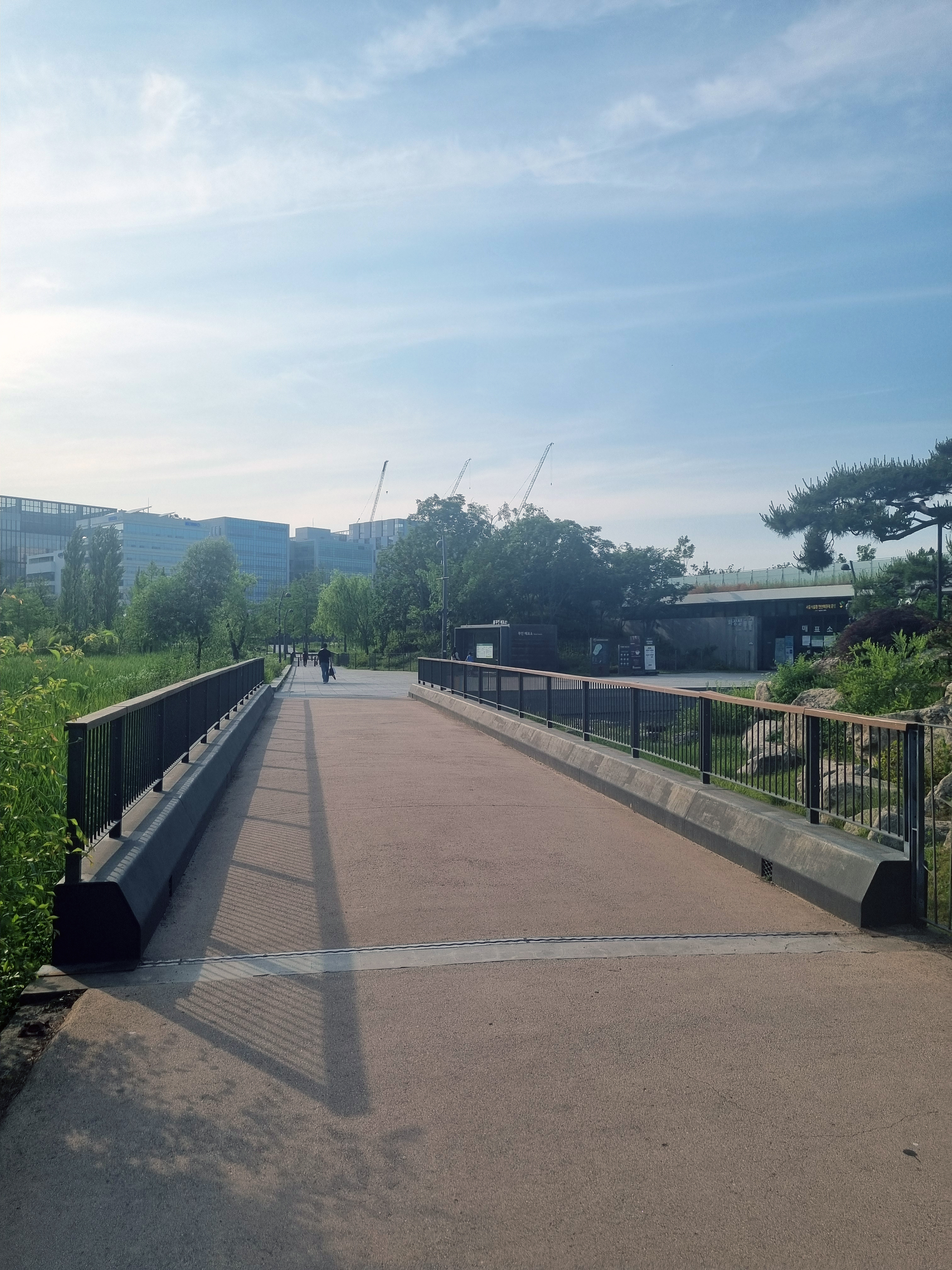 다리와 주제원 입구 사진