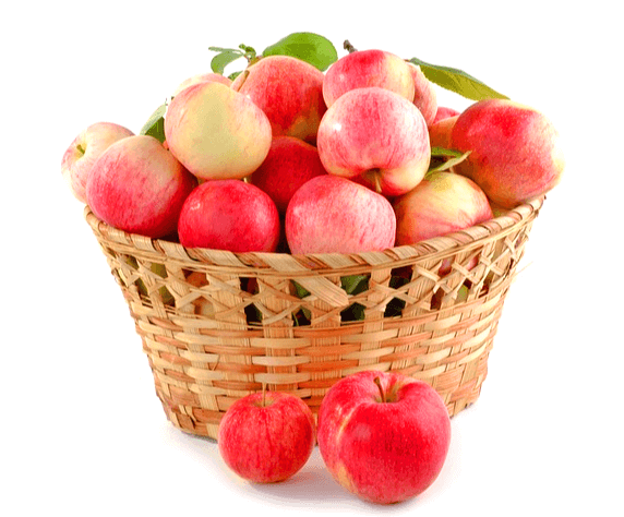 갈색 바구니에 붉은 사과들이 한가득 담겨있다. 바구니 앞에도 사과들이 있다.