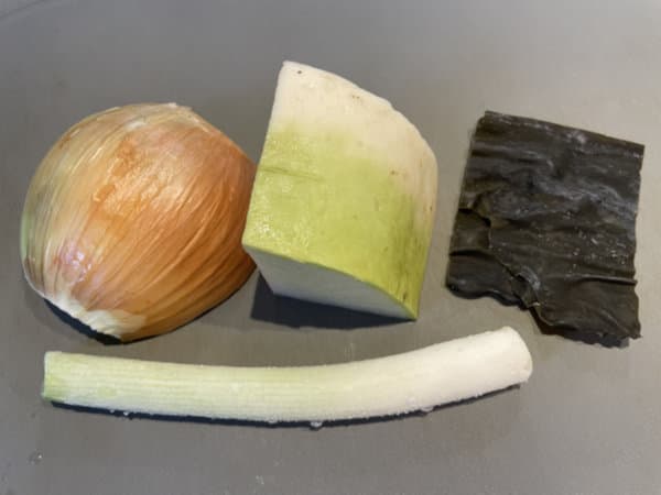 부추전 맛있게 만드는 법 - 육수에 무&amp;#44; 양파&amp;#44; 대파&amp;#44; 다시마도 들어감