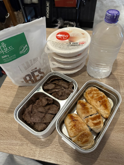 소고기와 닭가슴살, 햇반과 물 아몬드 사진