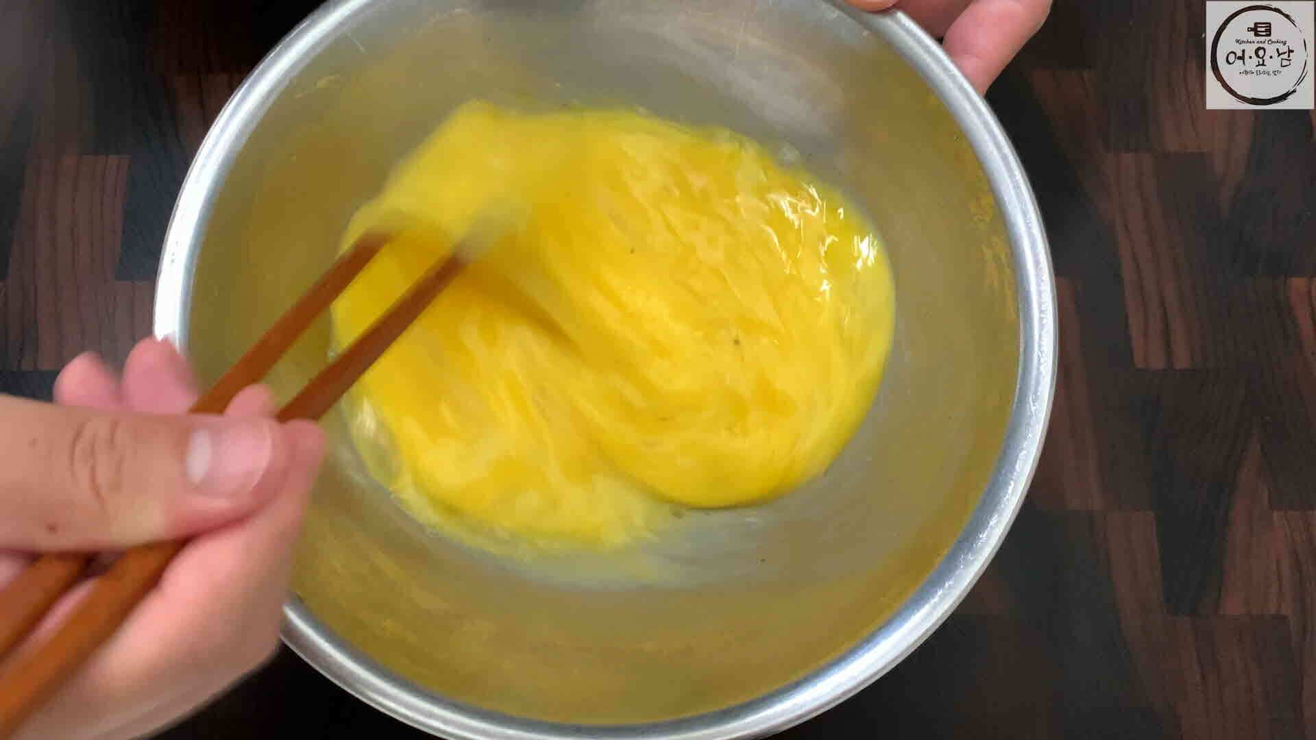 토마토계란볶음_재료준비_계란풀기