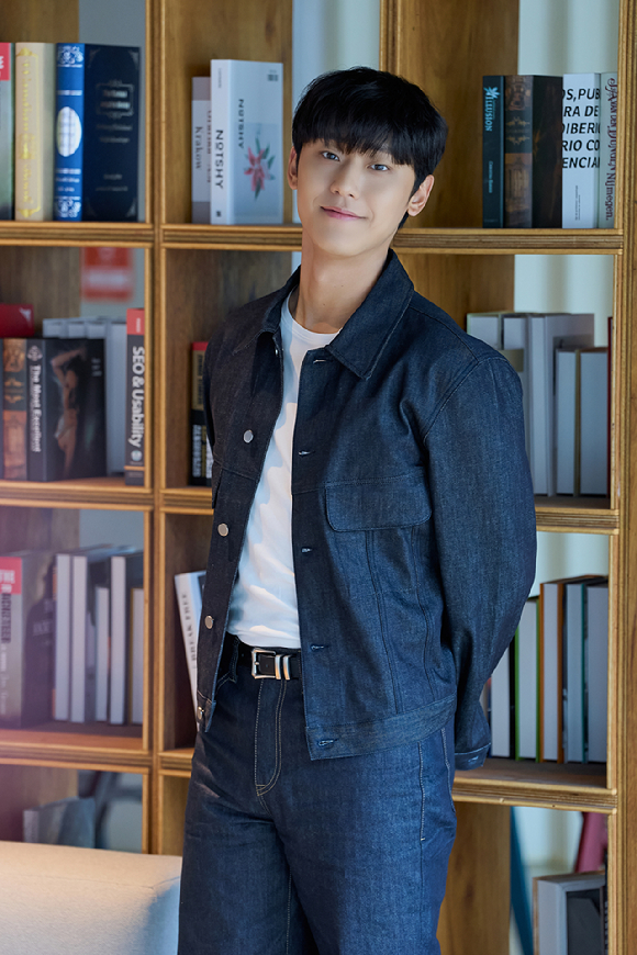 배우 이도현이 JTBC 수목드라마 &#39;나쁜엄마&#39;(연출 심나연&#44; 극본 배세영) 종영 인터뷰에 앞서 포즈를 취하고 있다. [사진=위에화엔터테인먼트코리아]