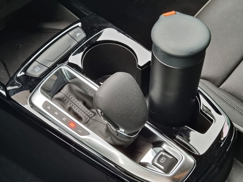 트랙스 크로스오버의 기어 노브는 이렇습니다.