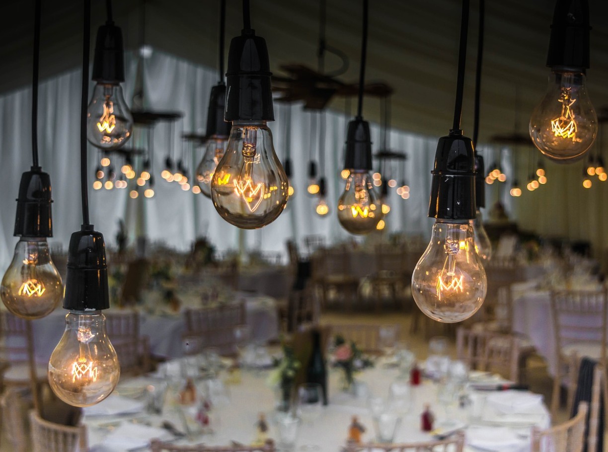 다양한 높이에 달려있는 조명들