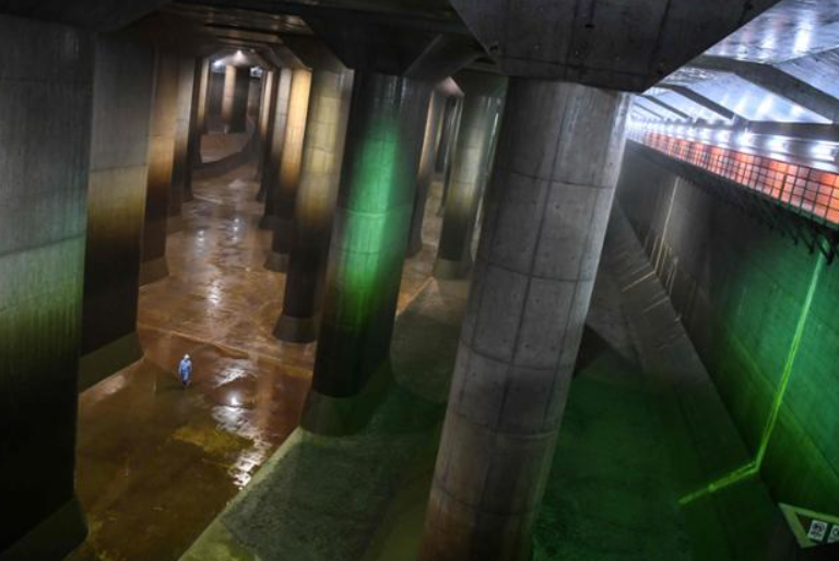 사람이 거대한 지하터널 안을 걷고 있다