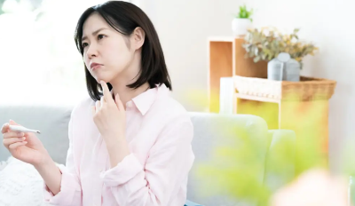 고민하는 여성