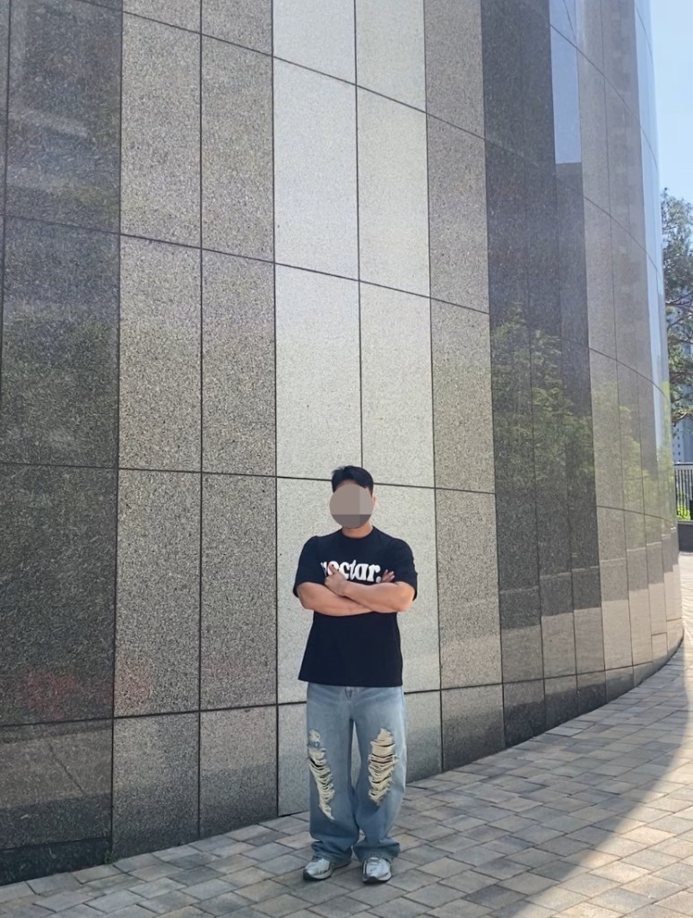 데일리룩(2024. 4. 28.)벡타르 반팔티&#44; vectar. 반팔티&#44; 벡타르 티셔츠&#44; vectar. 티셔츠&#44; vectar.&#44; 벡타르&#44; 무신사스탠다드 데미지진&#44; 아식스 조그 100 실버