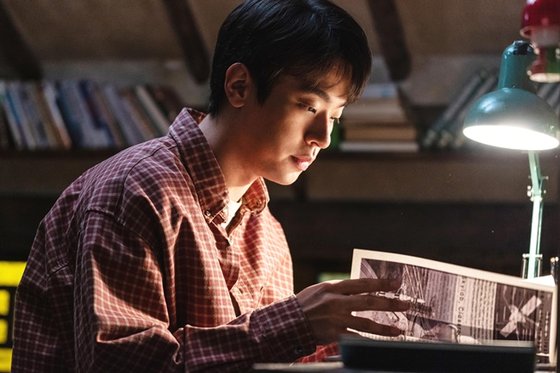 박정민 배우가 책읽는 모습