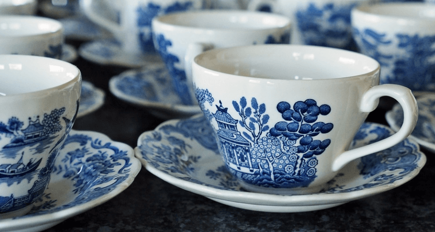 아름다움 찻잔 여러 개가 놓여 있다