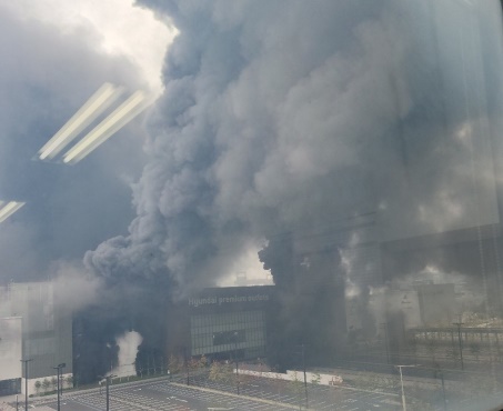 다른 건물에서본 아울렛 연기