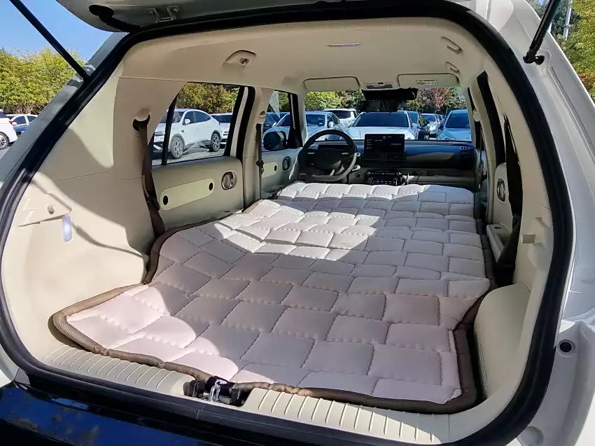 차박 매트를 깔고서 내부를 바라본 모습입니다.