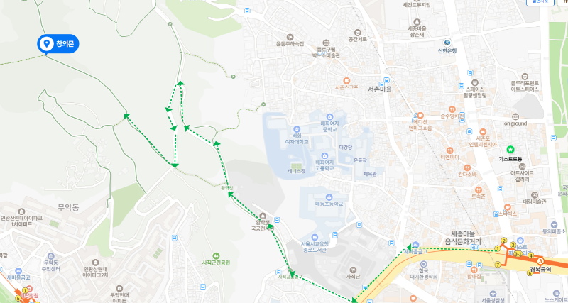 경복궁역에서 인왕산 등산로 입구 가는 길 표시