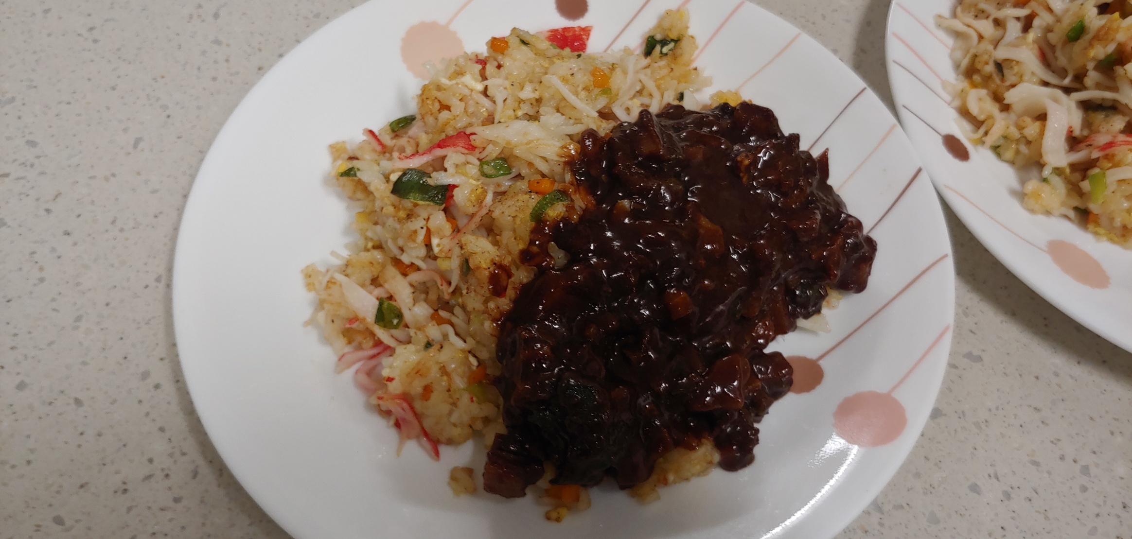 만들어진 볶음밥에 남아있던 짜장을 부었더니 더 그럴싸해졌다.