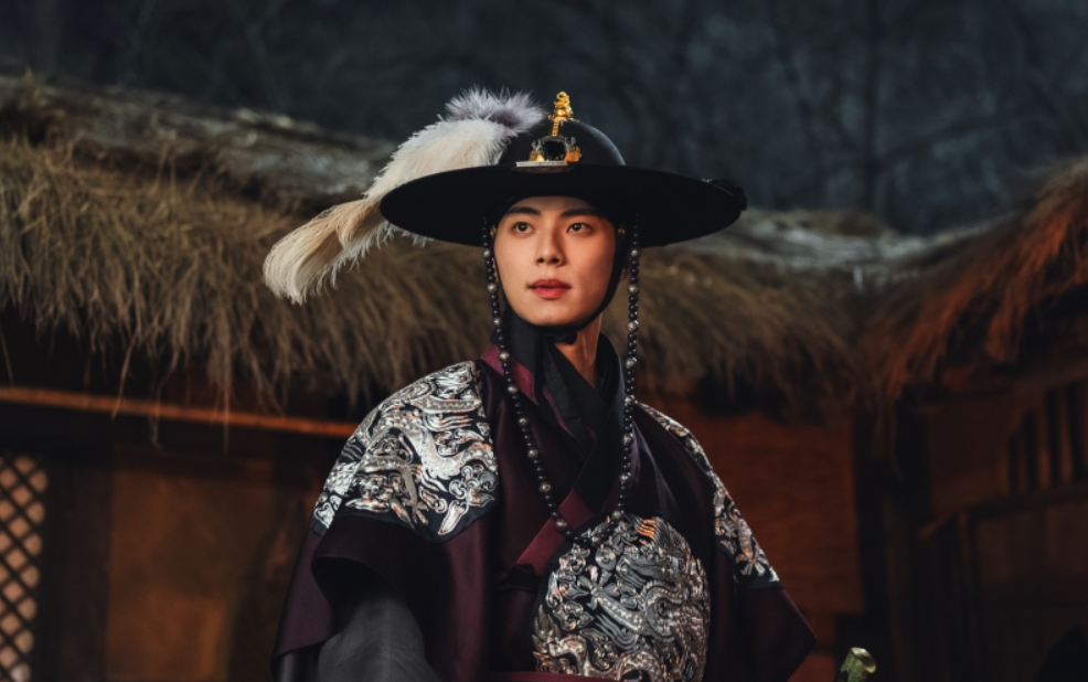 이채민 배우님이 옷을 예쁘게 차려 입은 모습