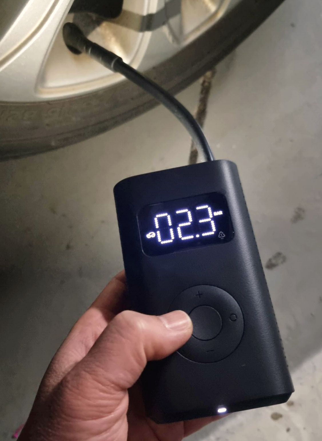 샤오미 에어펌프 타이어 바람 넣고 있음