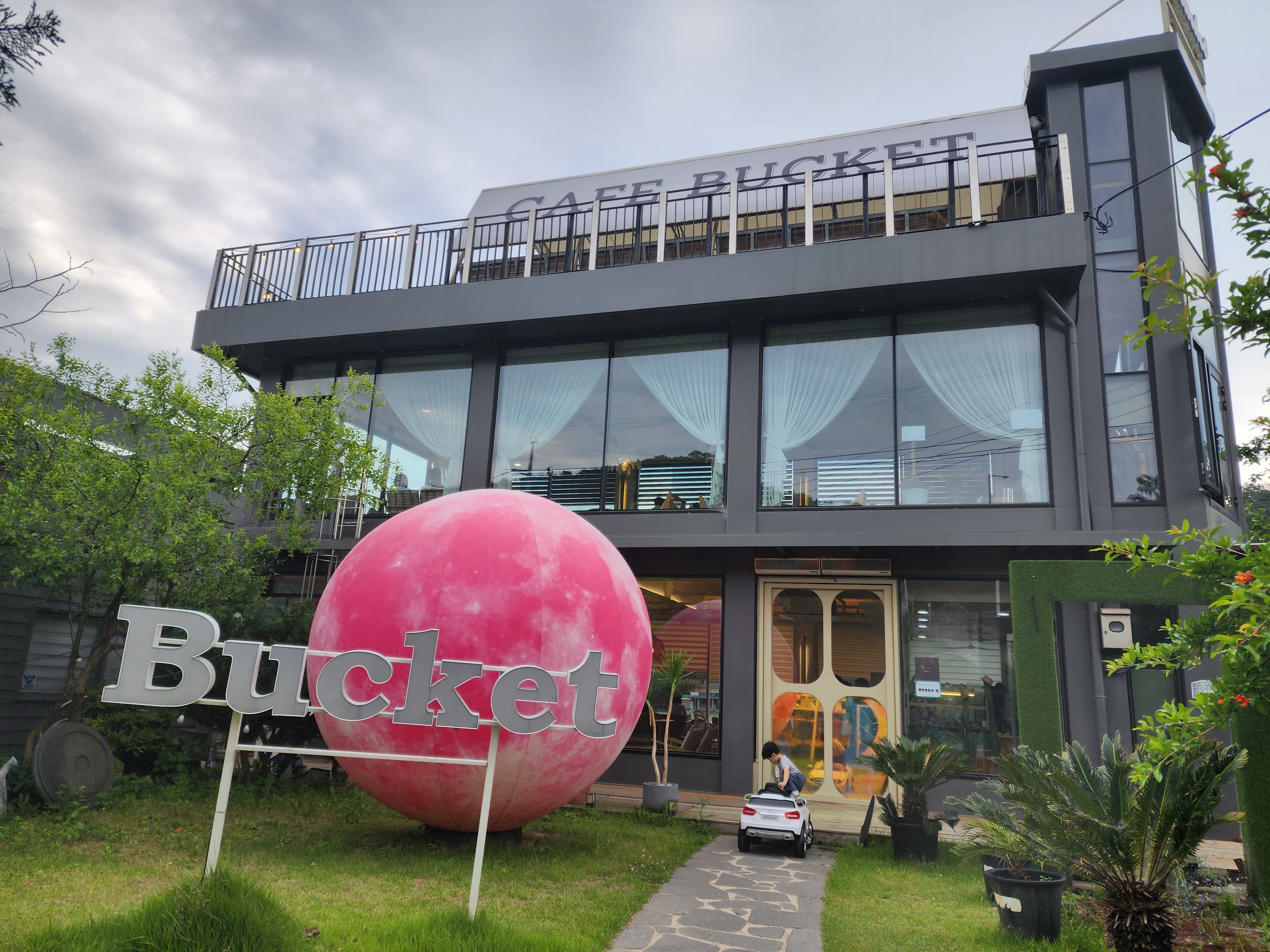 버킷문리버 카페 외관