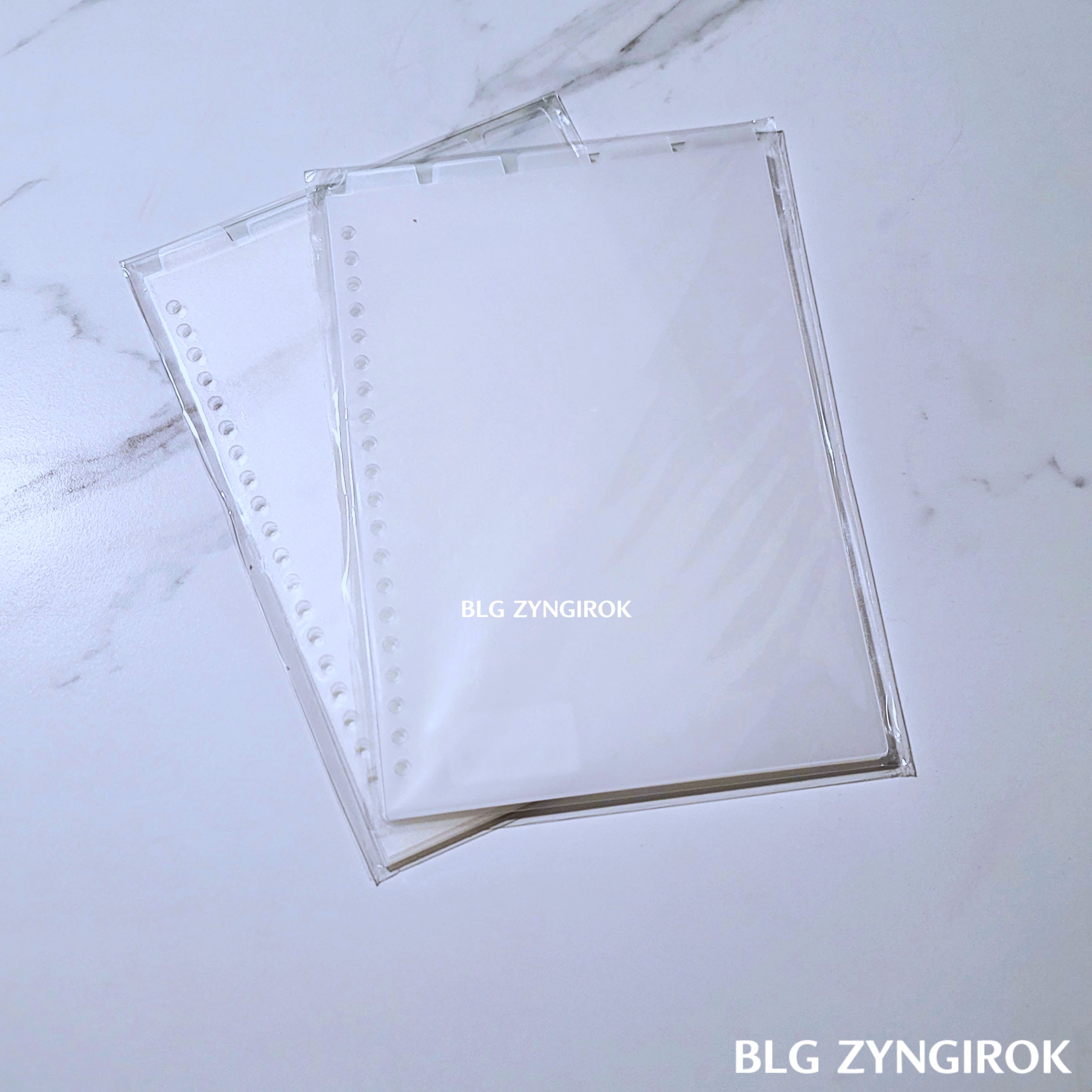 A5 20공 세로형 인덱스 제품 두개가 테이블 위에 놓여있다.