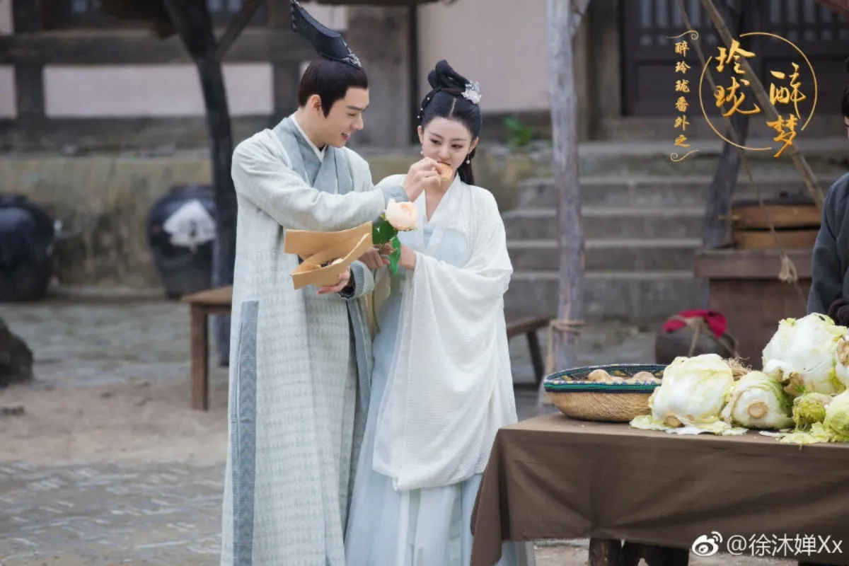 상대배우와-시장에서-웃으며-음식-나눠주는-11황자-공준