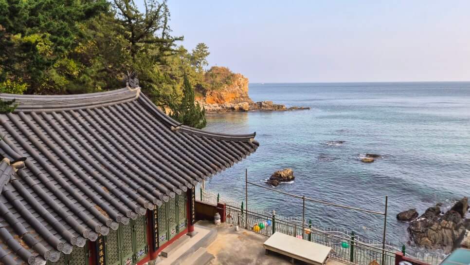 동해 감추사 : 동해안의 푸른 바다를 마당으로 삼고 신비로운 분위기를 자아내는 해변 사찰