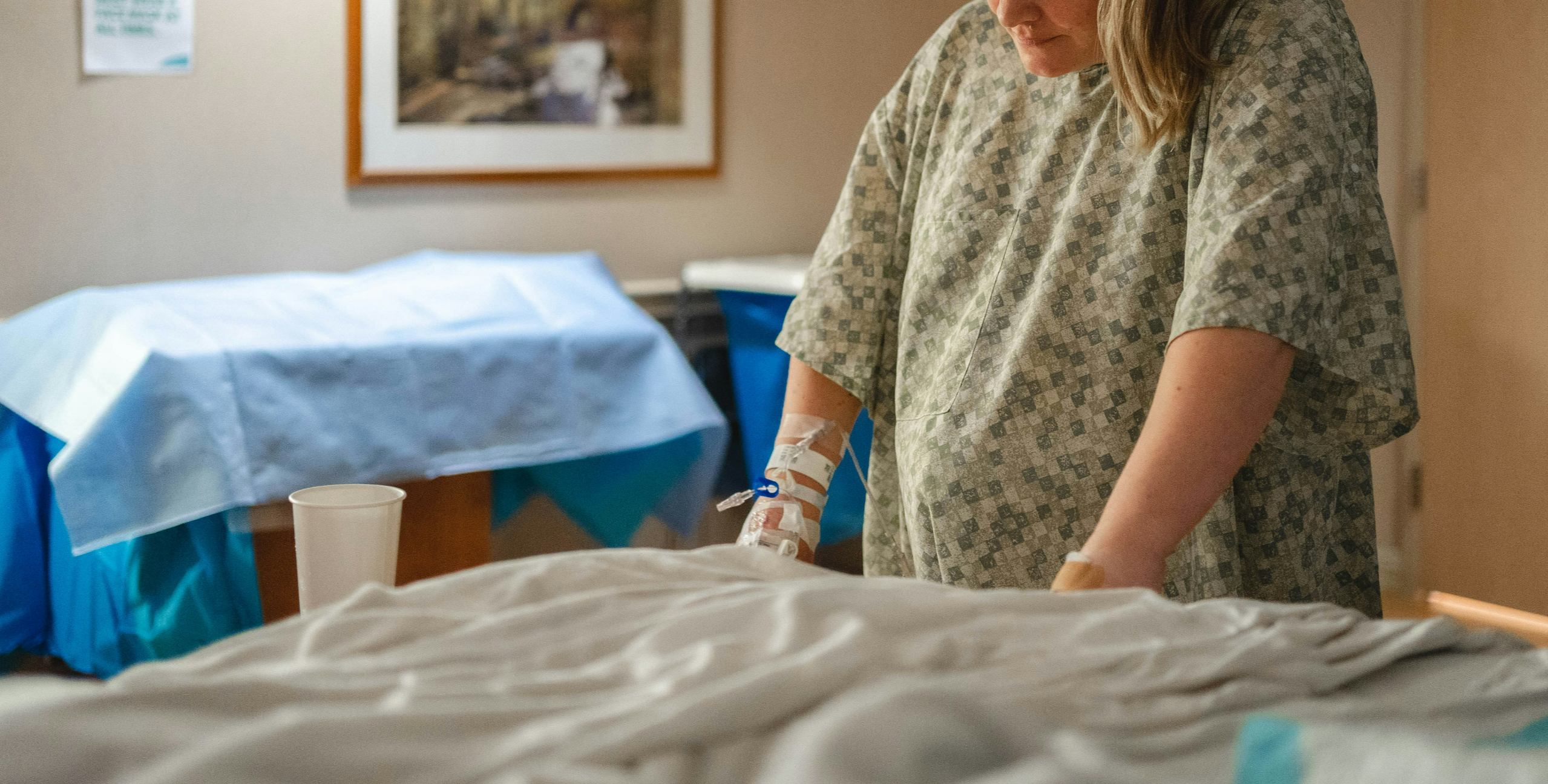 분만 1기에 진통을 느끼고 있는 산모의 모습