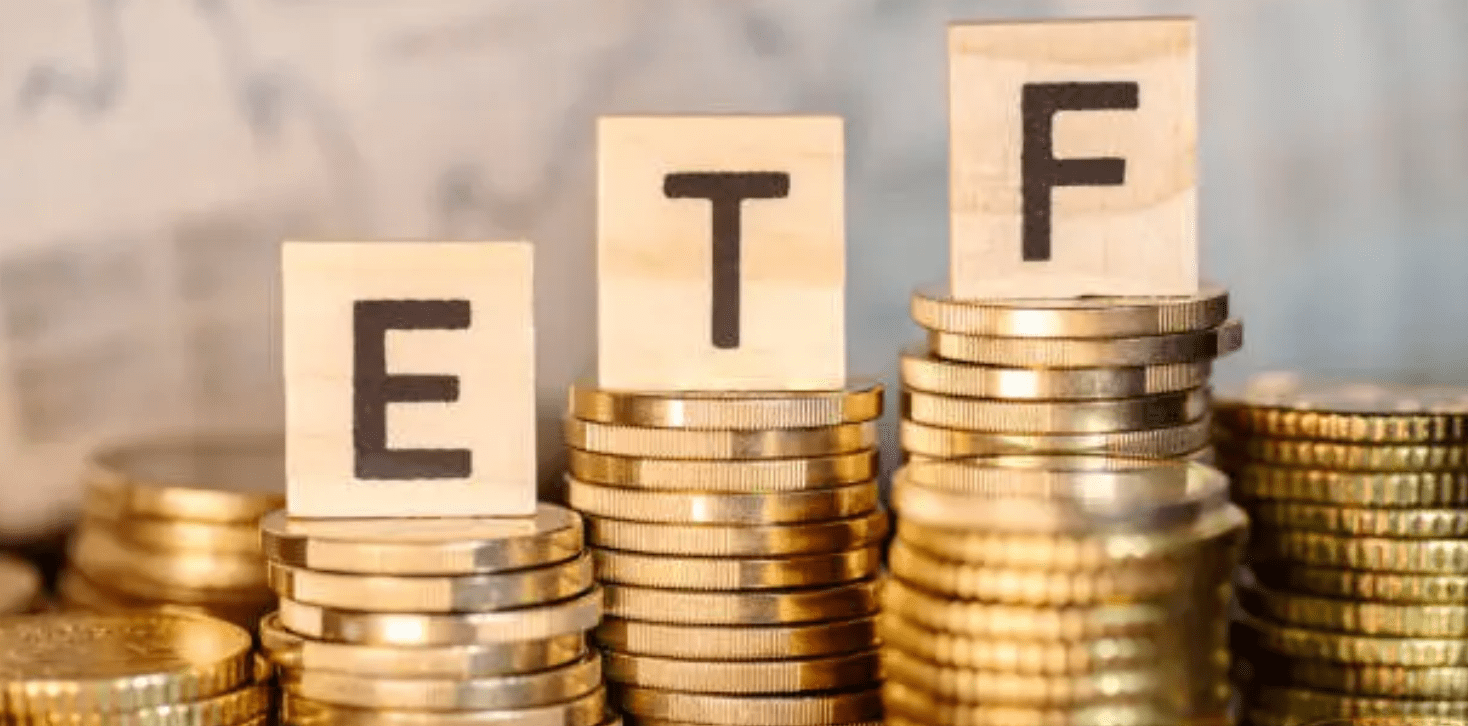 동전 위에 ETF 박스가 올라가 있다.