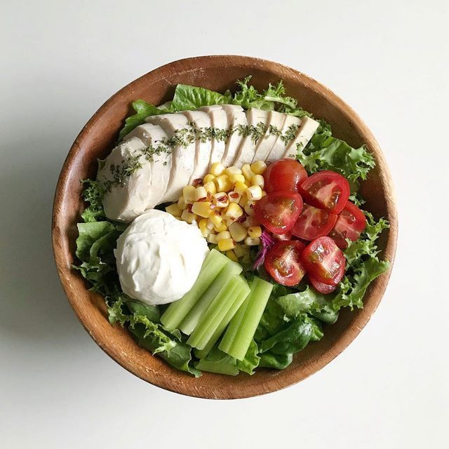 자극적이지 않은 닭가슴살과 샐러리, 야채로 구성된 샐러드