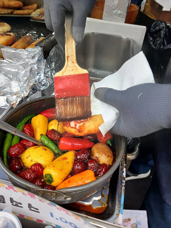 야채호떡 양념장 바르다