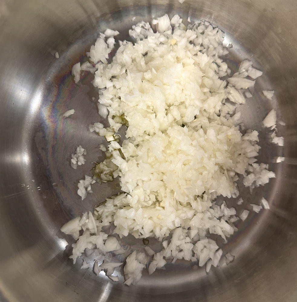 냄비에 기름을 두르고 양파를 먼저 볶아 단맛을 끌어낸 뒤, 고기를 넣어 볶습니다.