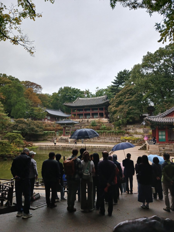 후원 부용지 관람객들