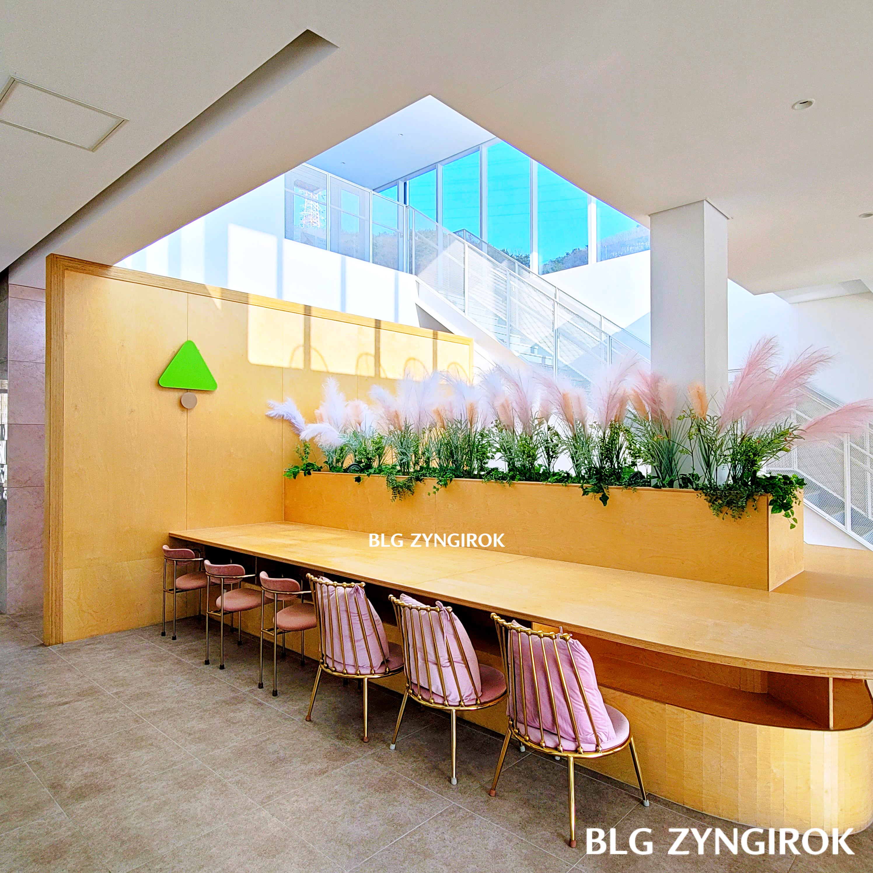 양주 카페 닛다 내부 - 2층 좌석 모습이다.