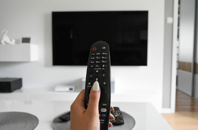 KBS 수신료 거부 방법, 해지 신청과 관련된 리모콘으로 TV를 틀고 있는 모습