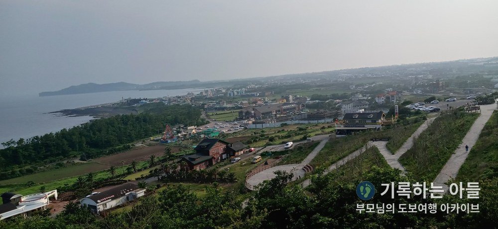 산방연대 전망대에서 내려다본 사계 해안 마을과 바다