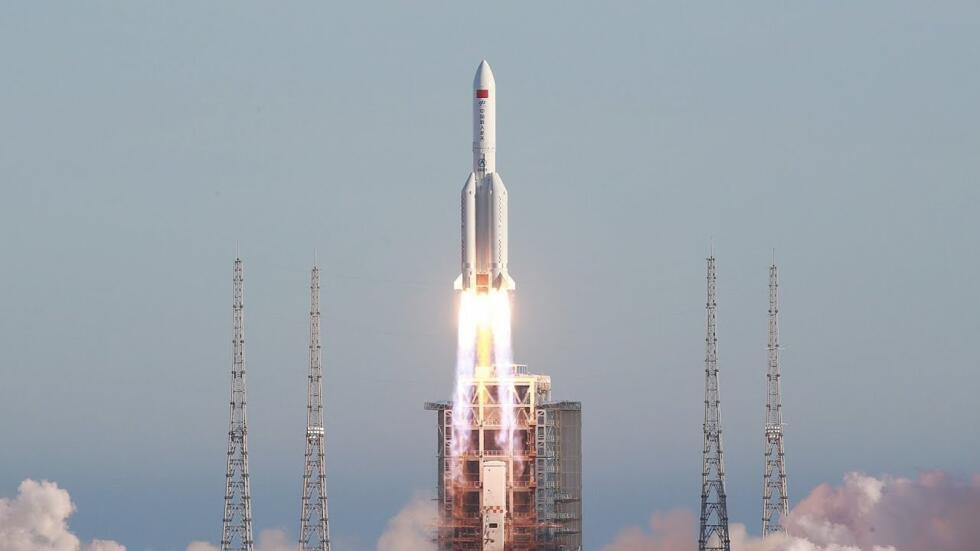 창정 5호 로켓에 탑재되어 발사되는 톈원 1호