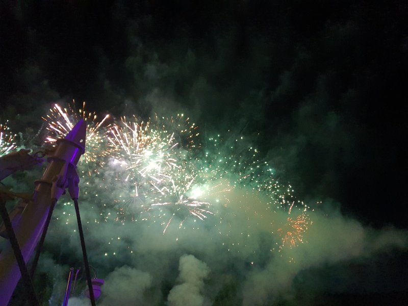 하늘에서-터지는-불꽃놀이