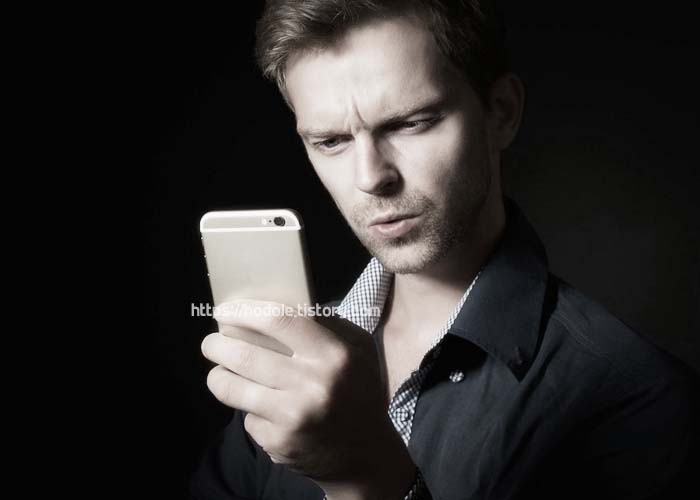 스마트폰 보는 남자 사진