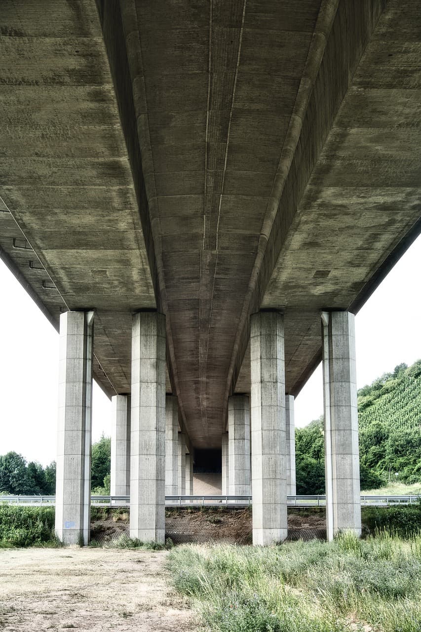 &lsquo;고가도로 아래가 무료 창고?&rsquo; &ndash; 도심 속 방치된 다리 밑 공간을 물류 창고로 활용하는 법