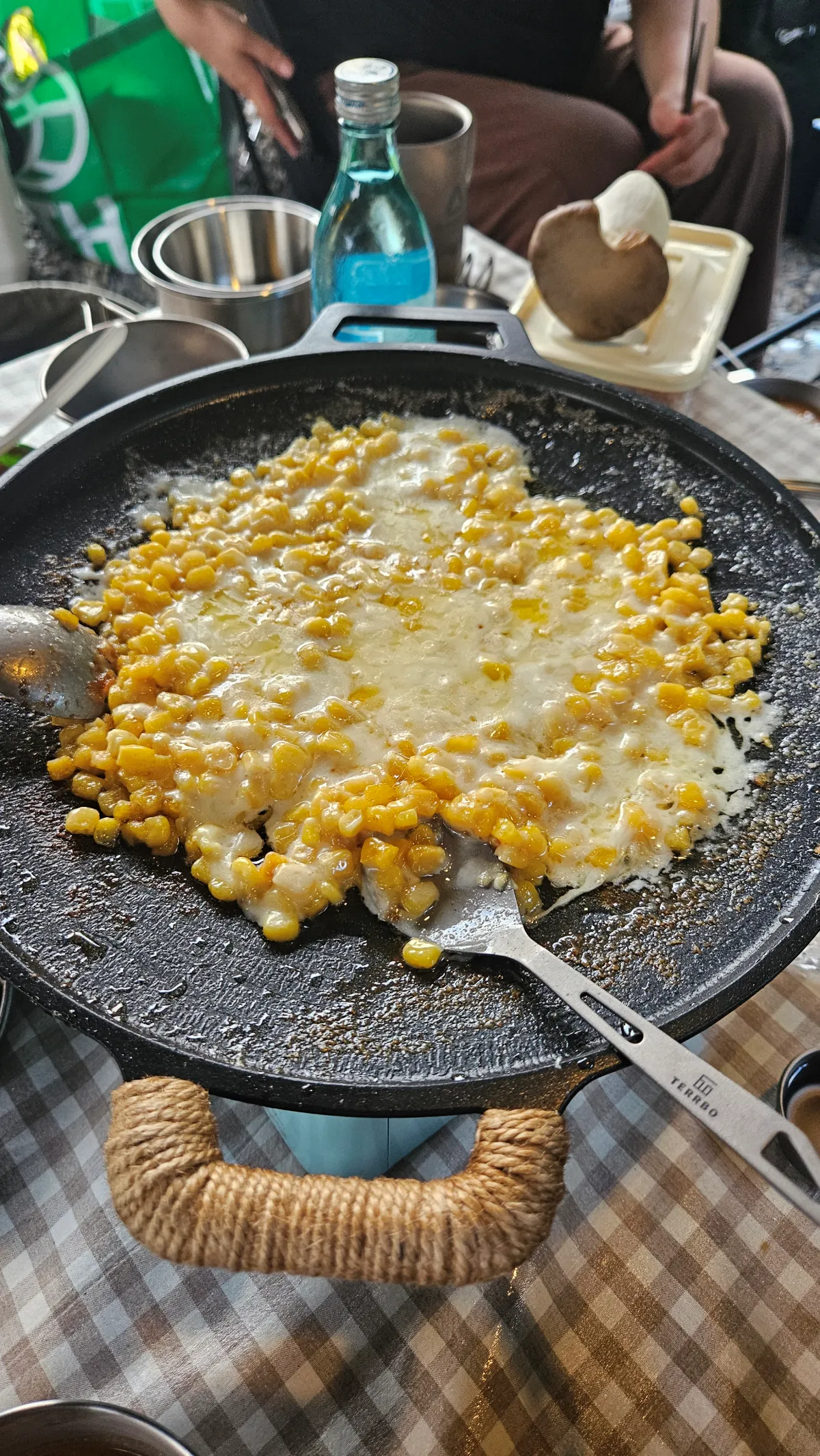 콘치즈를-요리중인-사진