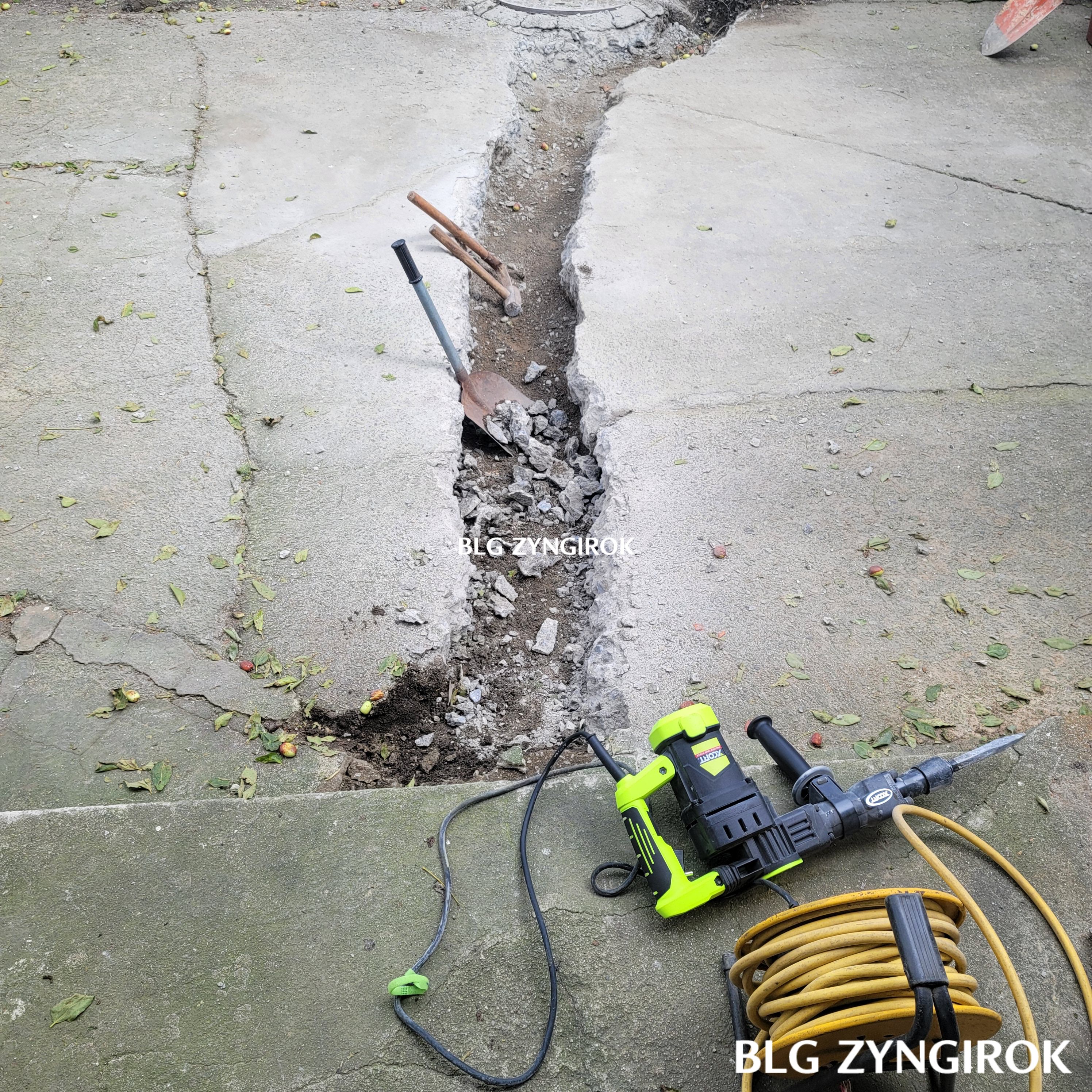 XCORT 파괴 해머를 활용한 시멘트 바닥 해체한 모습이다.