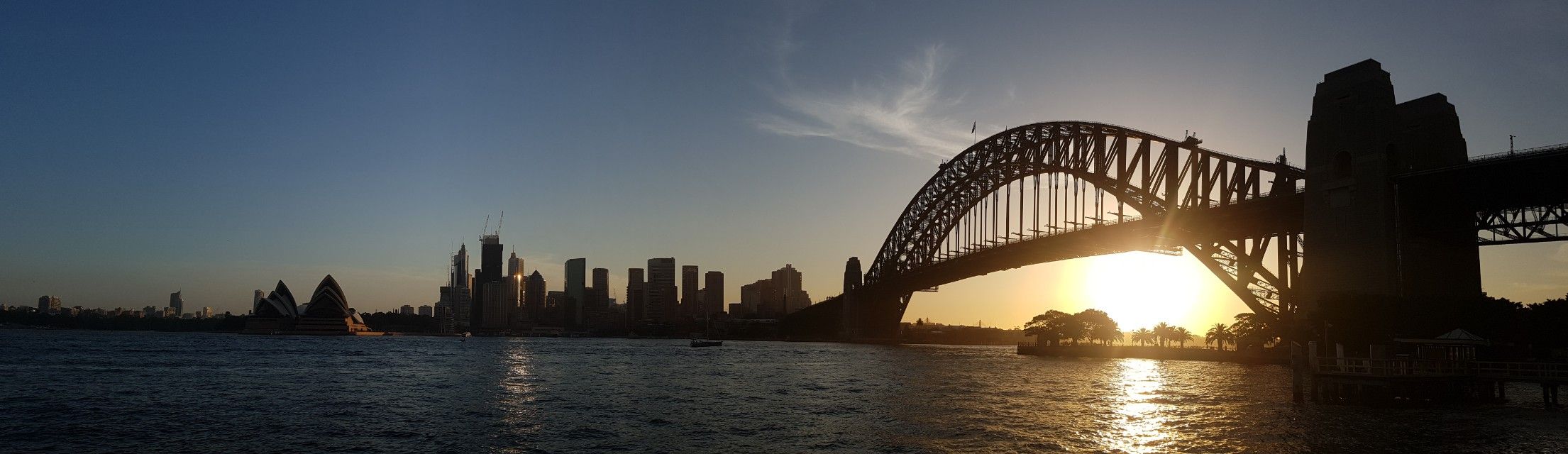 해질 녘 서큘러키에서 페리 타고 오페라하우스 반대편에서 바라본 모습